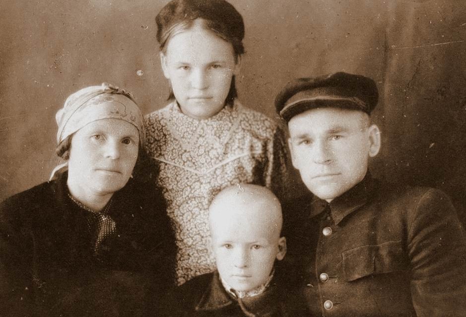 Бабушка, дедушка, их дочь Тамара и мой отец - Анатолий. Скорее всего, после войны (вряд ли тогда до таких фотографий было, да и по возрасту уже видно. К сожалению, у меня отсканированные когда-то фотографии, сами оригиналы дома у мамы, но найти их сейчас сложно, поэтому год и не ставлю)