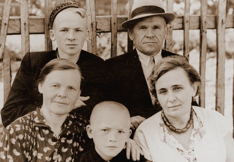 Дедушка, бабушка с сыновьями и их знакомой. Мой отец (старший который - в тюбетейке), его брат внизу