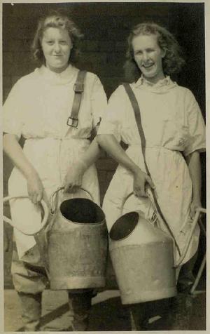 Эвелин Флетчер и Хильда Дайсон, «Счастливые доярки», Ризхетский сельскохозяйственный колледж, близ Нентвича, Чешир, 1941 год