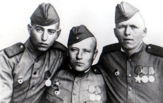 Израиль Кукуев (слева) с товарищами