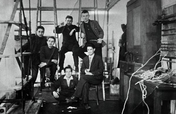 Игорь Курчатов (сидит справа) среди сотрудников Ленинградского физико-технического института