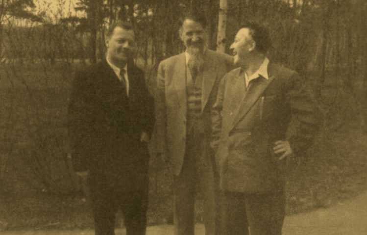 И.В. Курчатов с Л.А. Арцимовичем и А.И. Алихановым на территории ИАЭ. Май 1958 г.