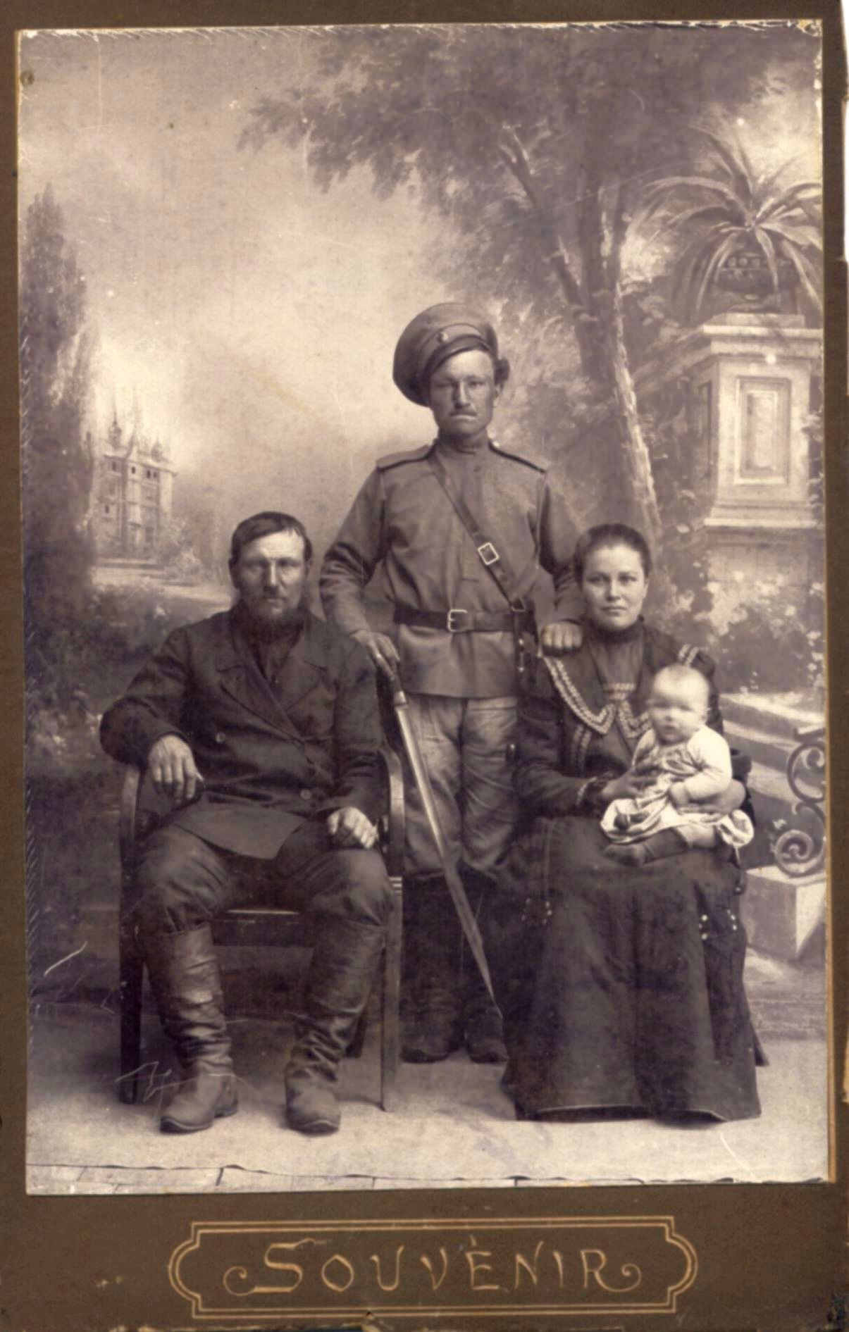 На фото слева-направо: Фаддей Максимович Табаков, Матвей Павлович Волков и Пелагея Фаддеевна Волкова с первенцем Ванюшкой. Фото. Самара. 1915 год.