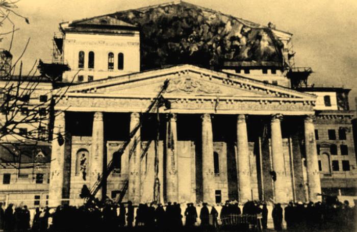 Маскируют Большой театр.