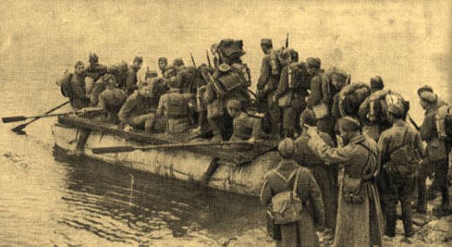 Советские бойцы форсируют Днепр