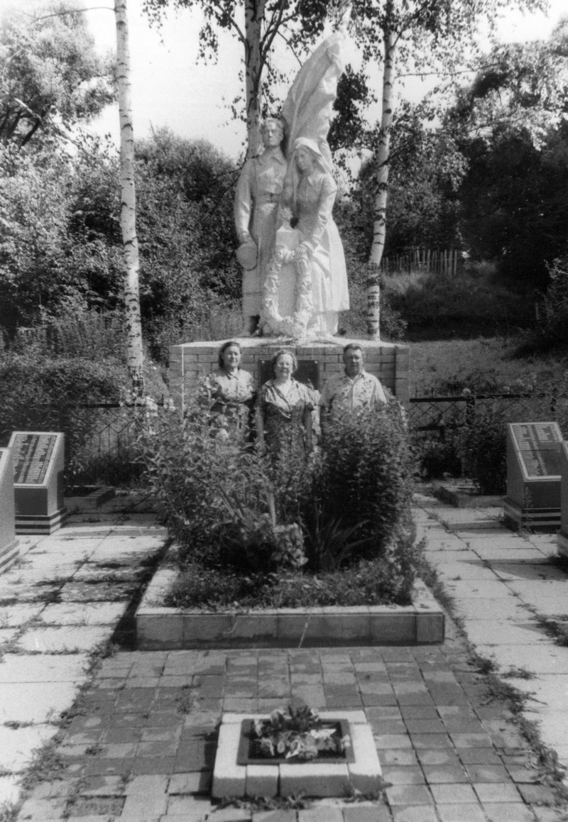 Педагоги-краеведы А.В. и О.А.Володины и Т.С. Мамедова (в центре) у обелиска в честь советских воинов , погибших в боях за деревню Афанасово Калужской области. Июль 1987 г.