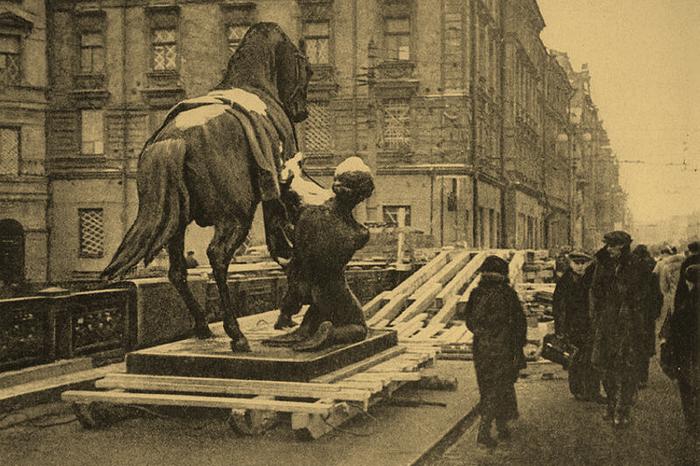 Снятие с постамента скульптуры с Аничкова моста