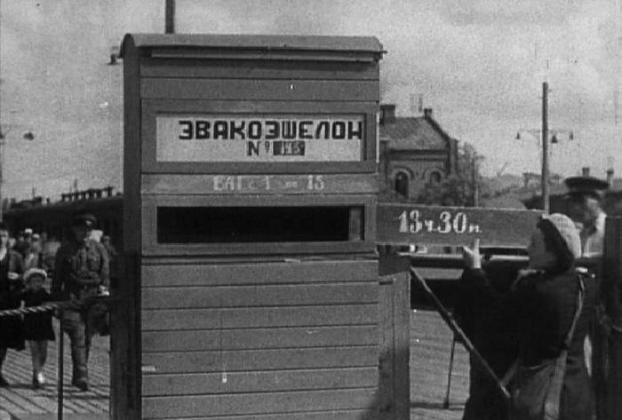 В ожидании эвакуационного эшелона на Казанском вокзале