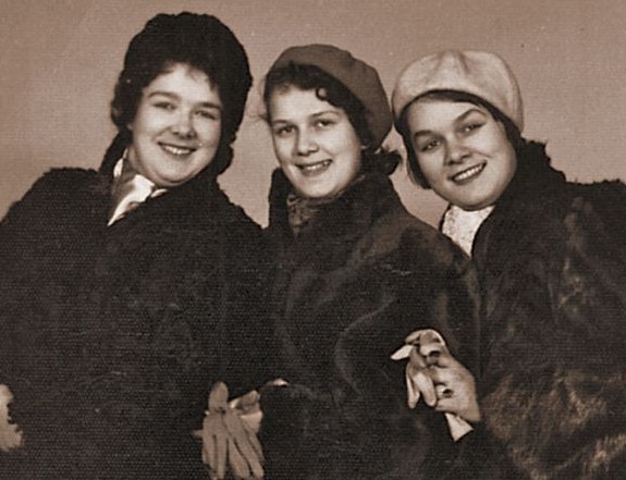 Слева направо: сестры Татьяна, Ольга, Мария Зызыкины