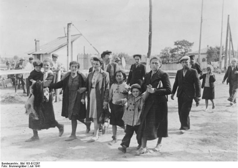 Румыны ведут евреев-партизанов и членов их семей на место сбора